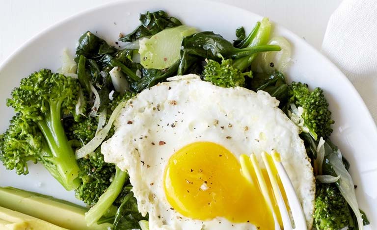 Superfood Breakfast Recipe Fried Eggs and Broccoli